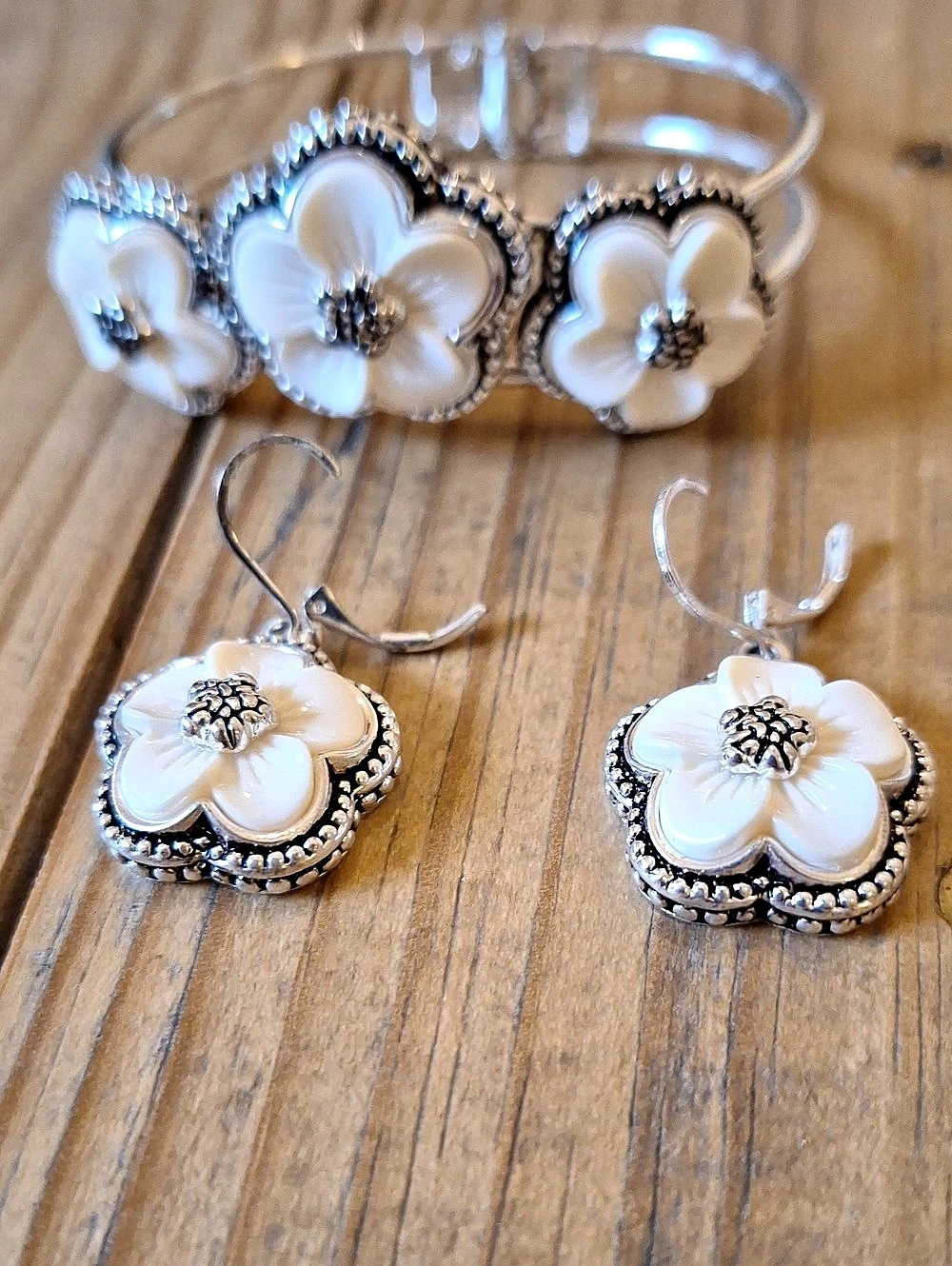 Floral Bracelet & Earrings White Like New